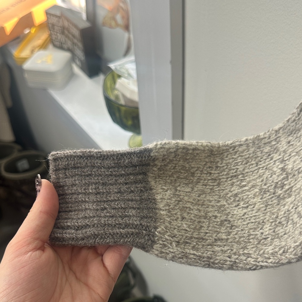 Landsend Women’s Wool V-neck Sweater - Picture 3 of 5